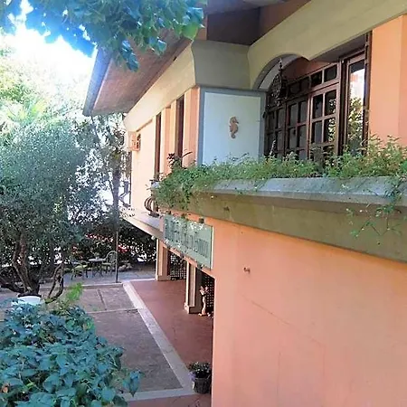 فندق مبيت وإفطار La Casa Di Enrico كاوْرلي